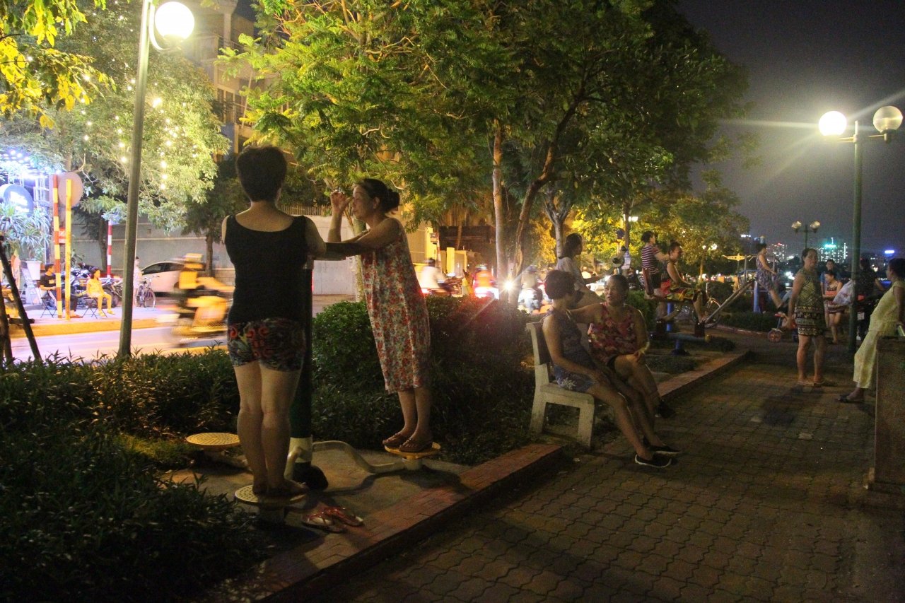 nang-nong-cuc-diem-nguoi-dan-ha-noi-do-xo-len-ho-tay-tranh-nong