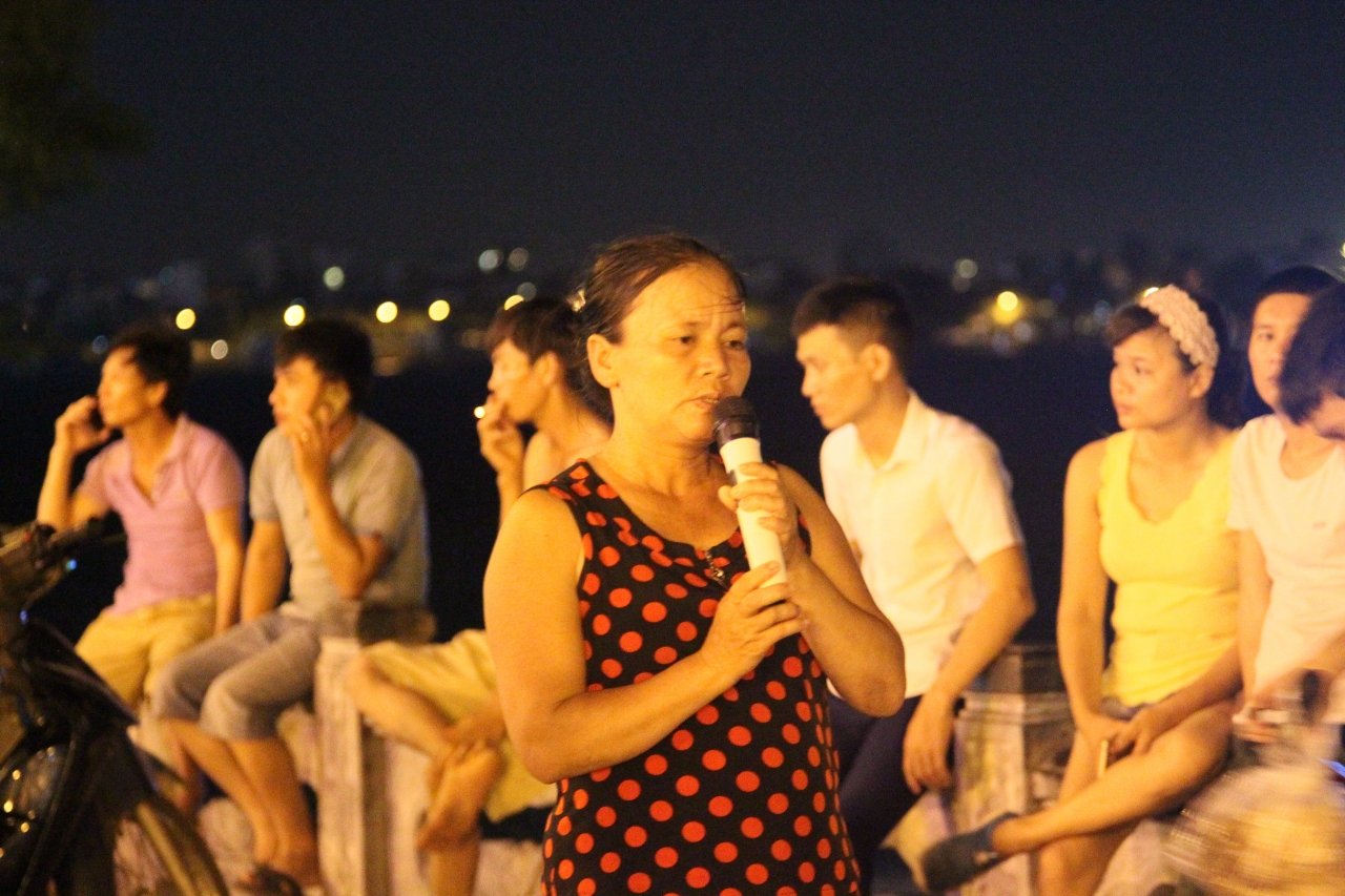 nang-nong-cuc-diem-nguoi-dan-ha-noi-do-xo-len-ho-tay-tranh-nong