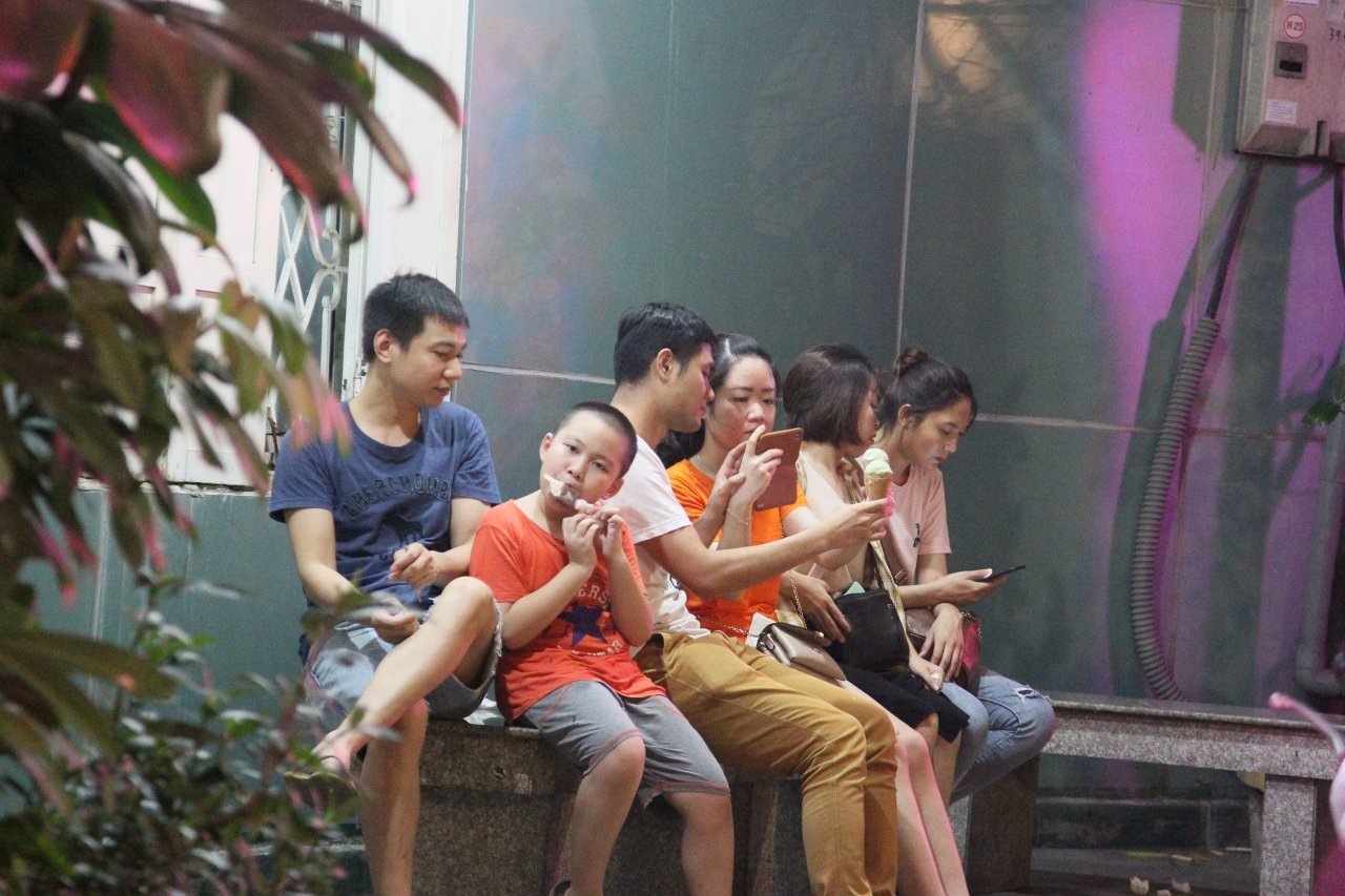 nang-nong-cuc-diem-nguoi-dan-ha-noi-do-xo-len-ho-tay-tranh-nong