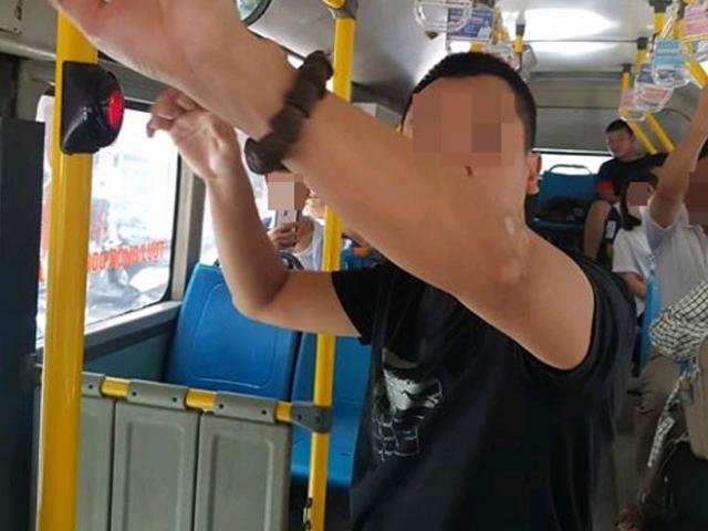 tin-tuc-tai-nan-giao-thong-ngay-226-ke-bien-thai-tu-suong-tren-xe-buyt-csgt-hanh-dong-gay-sot
