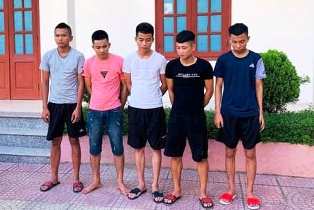 bat-giu-5-thanh-nien-nem-vo-kinh-xe-khach-o-thanh-hoa