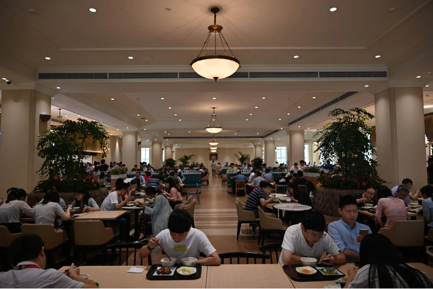 Các nhân viên đang ăn trưa tại văn phòng của Huawei tại Đông Hoản.