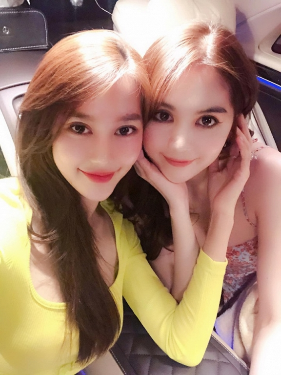 Linh Chi và Ngọc Trinh giống nhau như chị em sinh đôi trong một bức ảnh selfie. Linh Chi còn chú thích: 