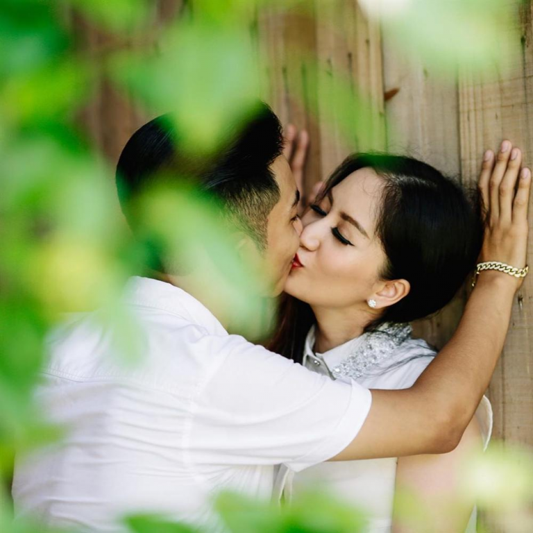 Vợ chồng Khánh Thi - Phan Hiển khóa môi nồng nàn.