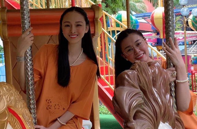 Trương Hồ Phương Nga đi chơi cùng bạn thân Thùy Dung. Hoa hậu người Việt tại Nga 2007 được khen ngày càng lấy lại nhan sắc sau khi tại ngoại.