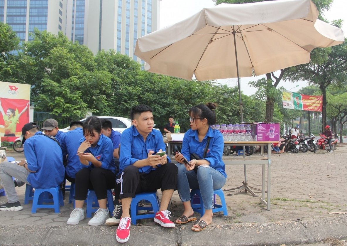 ban-kinh-1km-diem-thi-thpt-quoc-gia-vang-nhu-chua-ba-danh-chi-co-mau-ao-xanh-tinh-nguyen