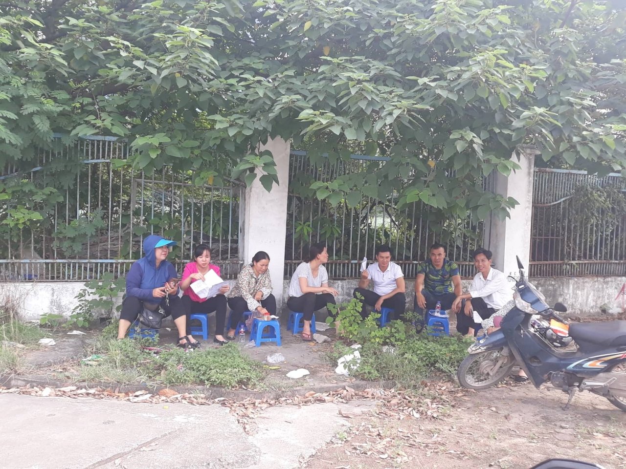 ban-kinh-1km-diem-thi-thpt-quoc-gia-vang-nhu-chua-ba-danh-chi-co-mau-ao-xanh-tinh-nguyen