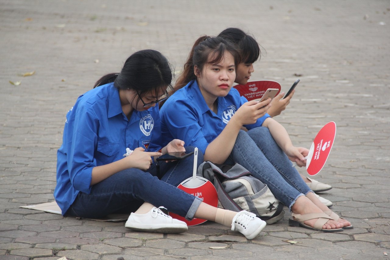 ban-kinh-1km-diem-thi-thpt-quoc-gia-vang-nhu-chua-ba-danh-chi-co-mau-ao-xanh-tinh-nguyen
