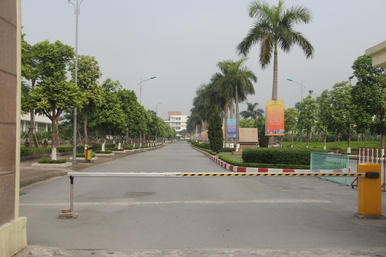 ban-kinh-1km-diem-thi-thpt-quoc-gia-vang-nhu-chua-ba-danh-chi-co-mau-ao-xanh-tinh-nguyen