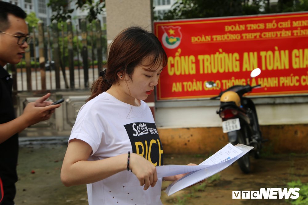 Nữ sinh không giấu được vẻ lo lắng.