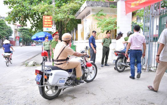 Nữ sĩ tử ngủ quên được Công an đón kịp thời đến điểm thi. (Ảnh: Tuổi trẻ).
