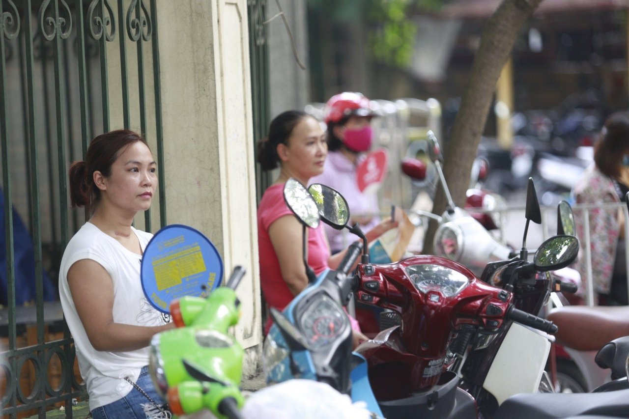 ha-noi-phu-huynh-vat-vo-cho-con-thi-duoi-thoi-tiet-nang-nong-37-do