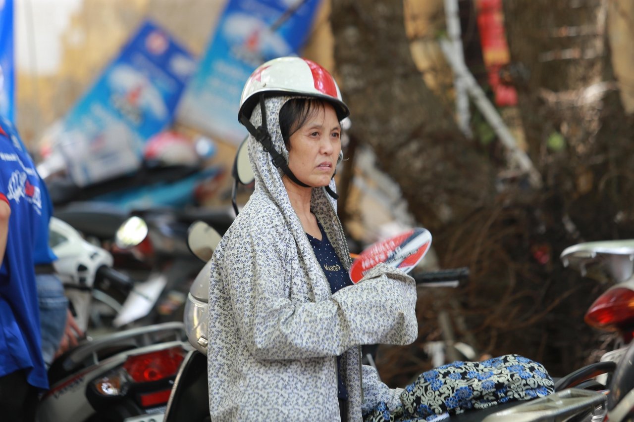 ha-noi-phu-huynh-vat-vo-cho-con-thi-duoi-thoi-tiet-nang-nong-37-do