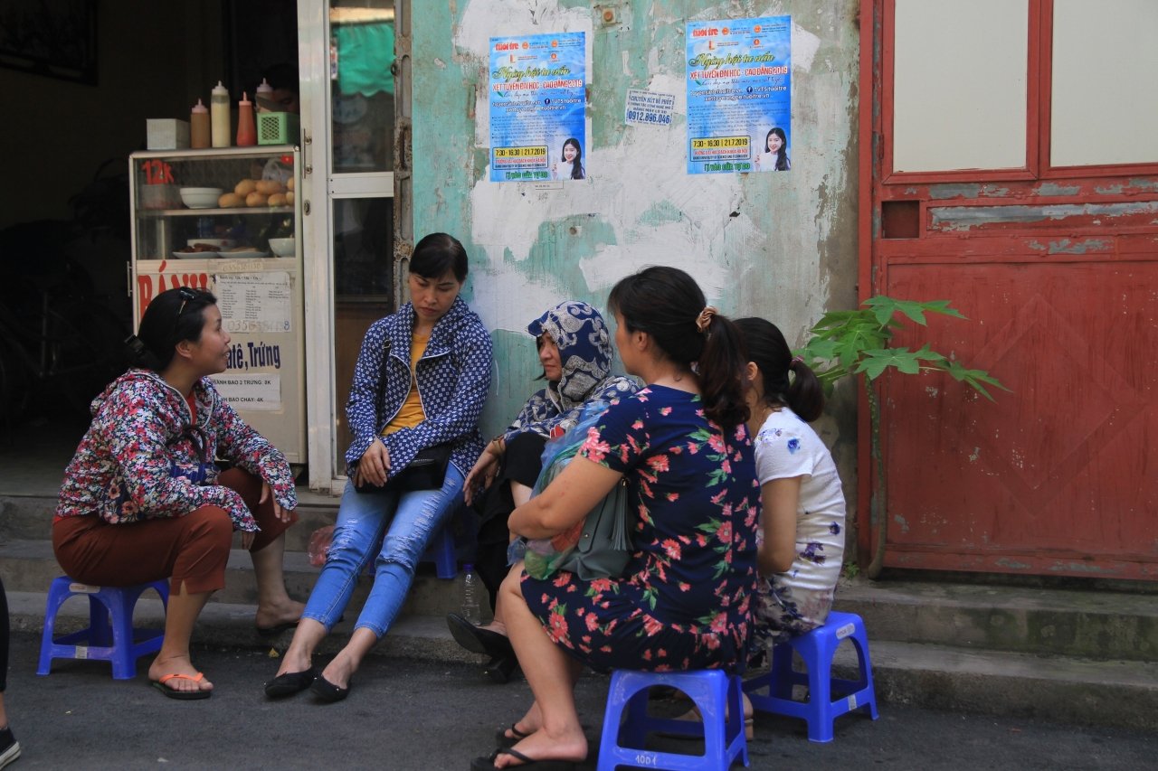 ha-noi-phu-huynh-vat-vo-cho-con-thi-duoi-thoi-tiet-nang-nong-37-do