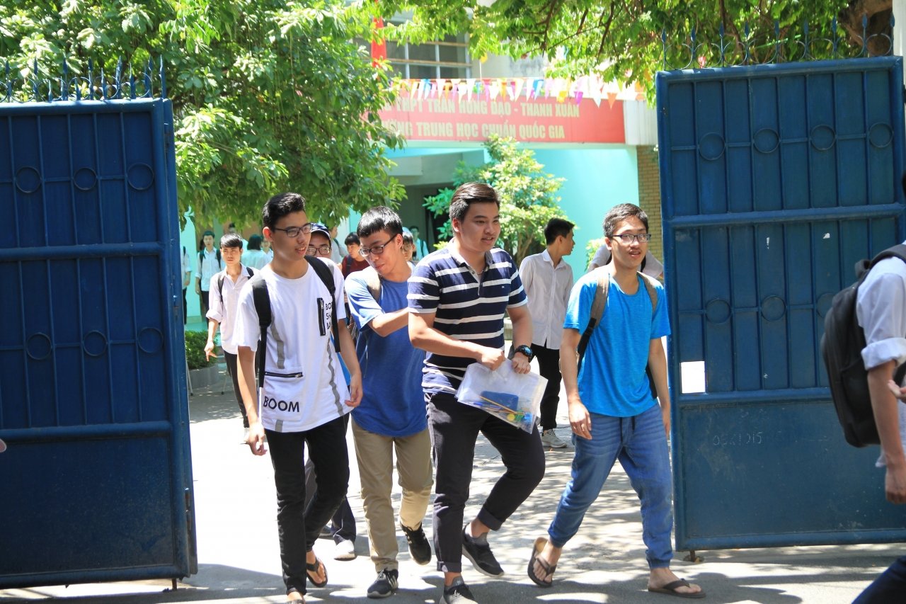 ha-noi-phu-huynh-vat-vo-cho-con-thi-duoi-thoi-tiet-nang-nong-37-do