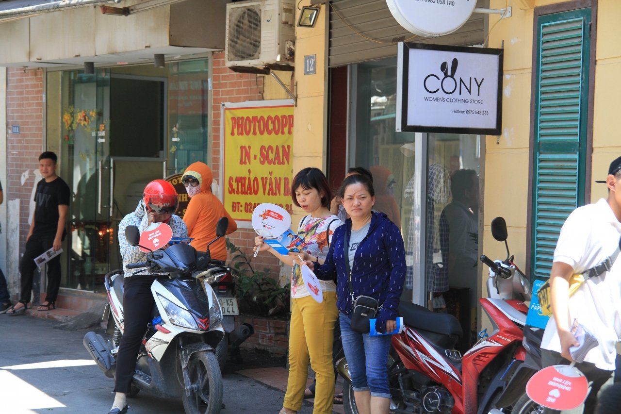 ha-noi-phu-huynh-vat-vo-cho-con-thi-duoi-thoi-tiet-nang-nong-37-do