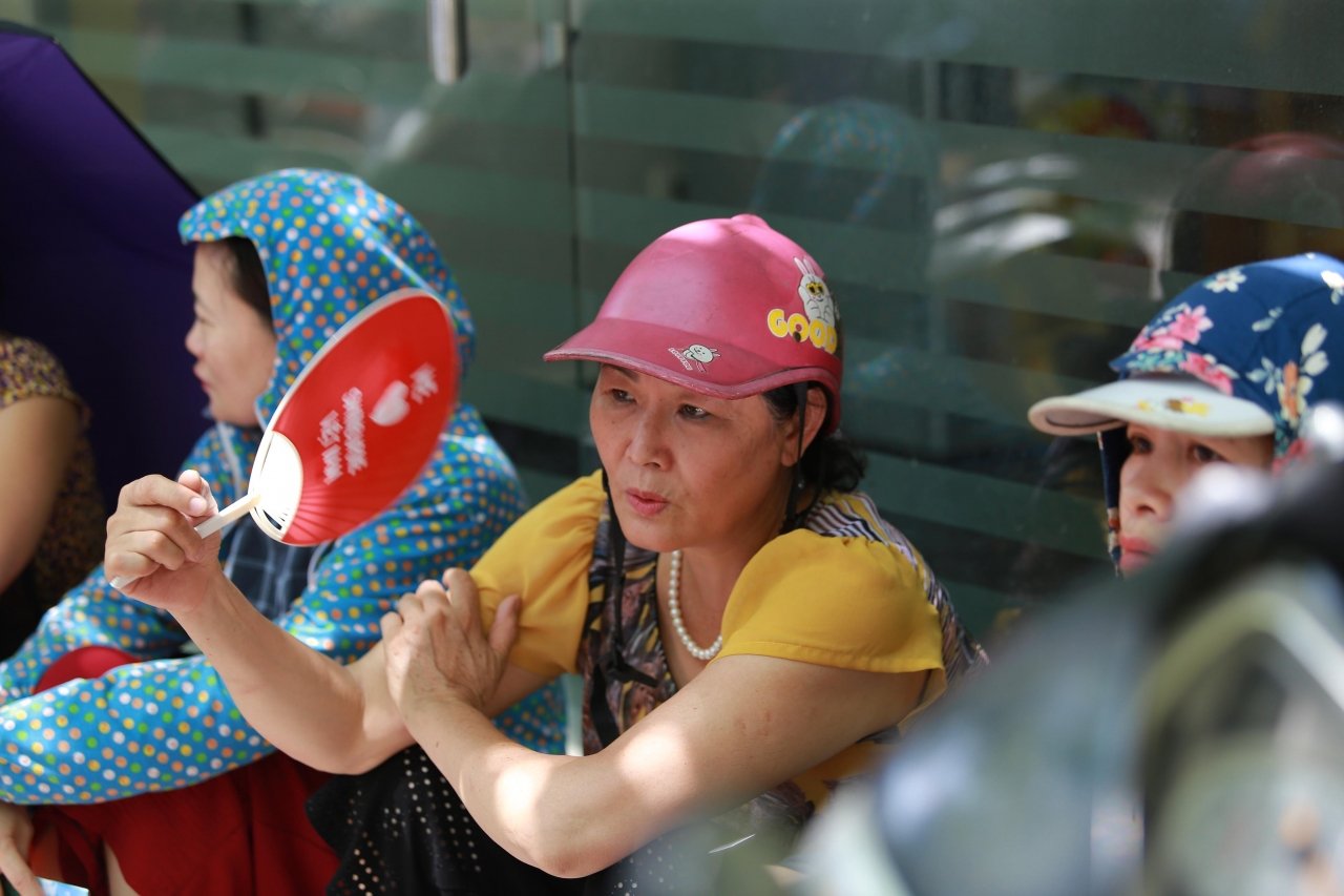 ha-noi-phu-huynh-vat-vo-cho-con-thi-duoi-thoi-tiet-nang-nong-37-do