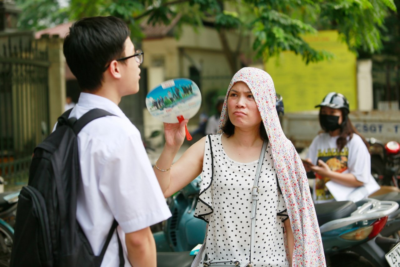 ha-noi-phu-huynh-vat-vo-cho-con-thi-duoi-thoi-tiet-nang-nong-37-do