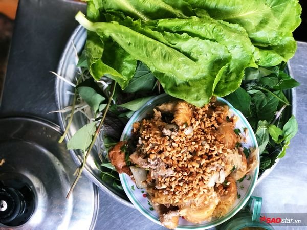 Bánh mì mềm ăn kèm thịt xào, tép mỡ và rau sống tươi nguyên khiến buổi sáng thật đủ vị.