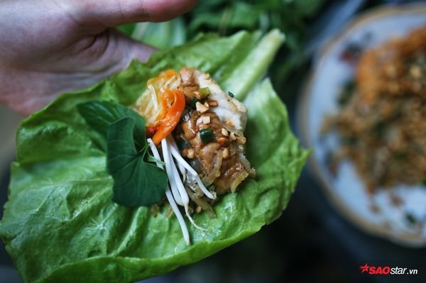 Món bánh được ông bà làm từ sớm tinh mơ.