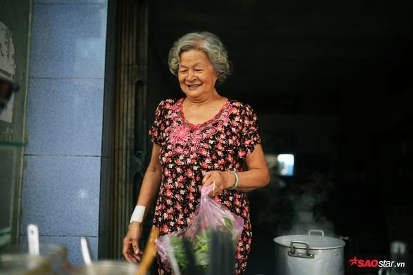 Ông bà tự kiếm tiền nuôi bản thân ở những ngày bên kia dốc cuộc đời.