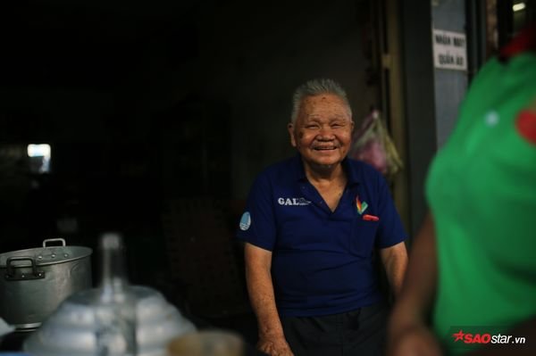 Hai vợ chồng già chưa rời nhau một ngày.