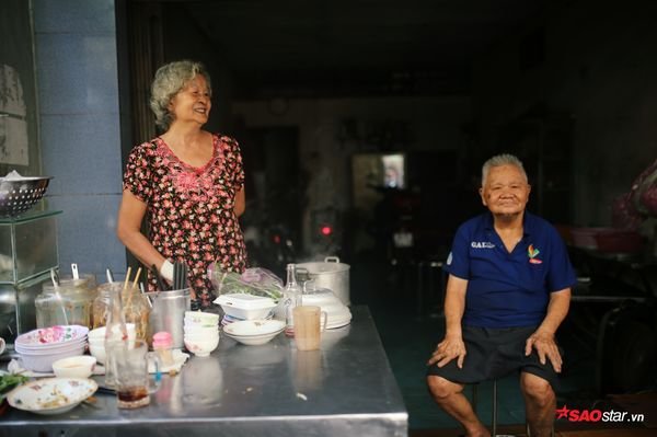Hai vợ chồng già bên cạnh nhau suốt những năm tháng cơ hàn.