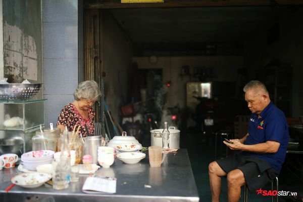 Nghĩa tình đượm đầy trong ngôi nhà cũ ấy.