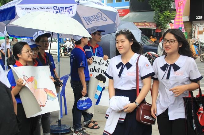 mua-trang-troi-cac-bac-si-tuong-lai-che-o-ruoc-hoc-sinh-vao-phong-thi