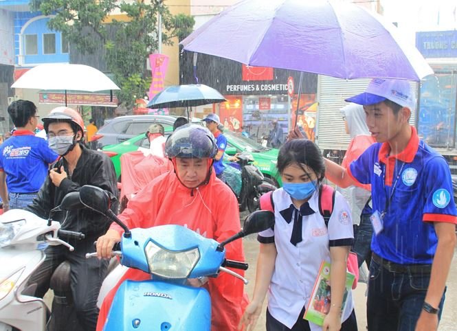 mua-trang-troi-cac-bac-si-tuong-lai-che-o-ruoc-hoc-sinh-vao-phong-thi