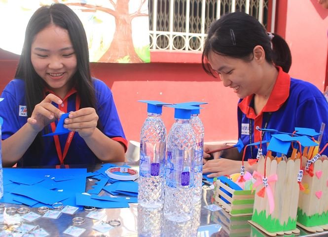 mua-trang-troi-cac-bac-si-tuong-lai-che-o-ruoc-hoc-sinh-vao-phong-thi