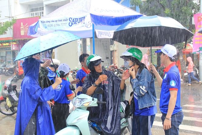 mua-trang-troi-cac-bac-si-tuong-lai-che-o-ruoc-hoc-sinh-vao-phong-thi