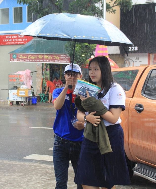 mua-trang-troi-cac-bac-si-tuong-lai-che-o-ruoc-hoc-sinh-vao-phong-thi