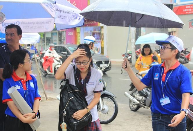 mua-trang-troi-cac-bac-si-tuong-lai-che-o-ruoc-hoc-sinh-vao-phong-thi