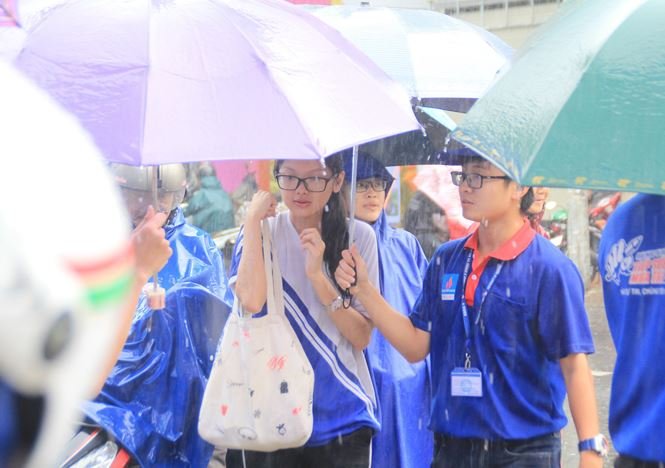 mua-trang-troi-cac-bac-si-tuong-lai-che-o-ruoc-hoc-sinh-vao-phong-thi
