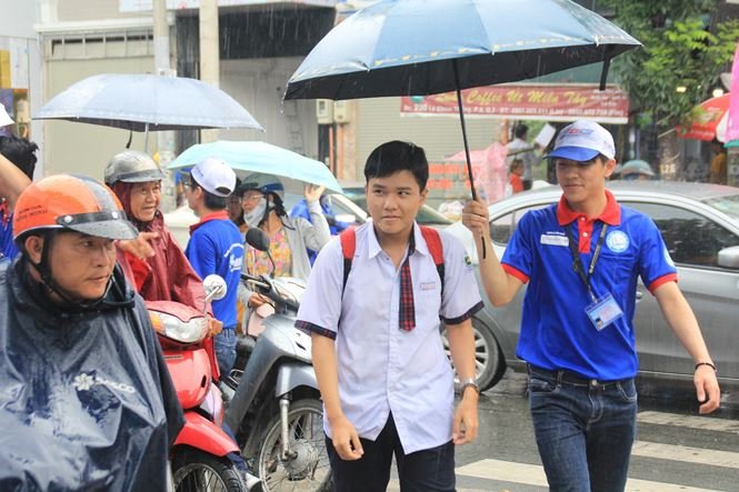 mua-trang-troi-cac-bac-si-tuong-lai-che-o-ruoc-hoc-sinh-vao-phong-thi