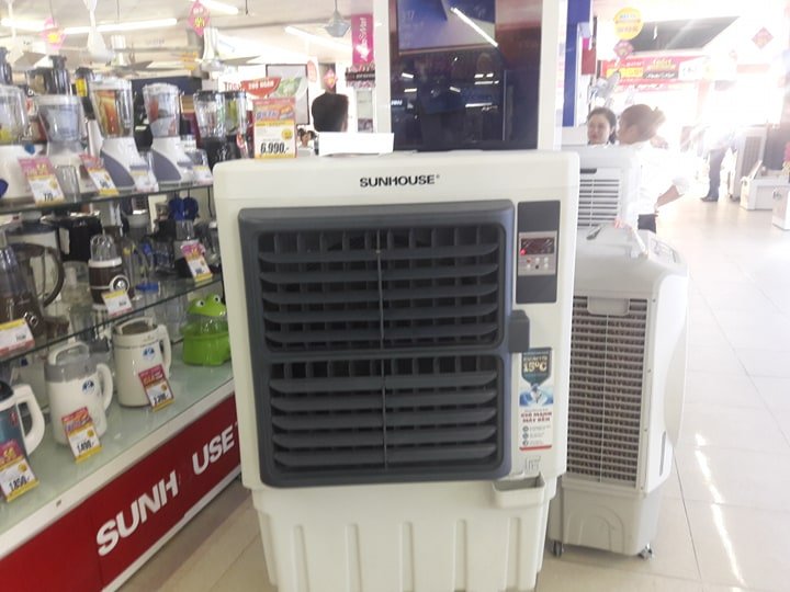 Chiếc quạt điều hòa Sunhouse là một trong số sản phẩm có nguồn gốc xuất xứ từ Trung Quốc được trưng bày tại siêu thị điện máy MediaMart Hồ Tùng Mậu.