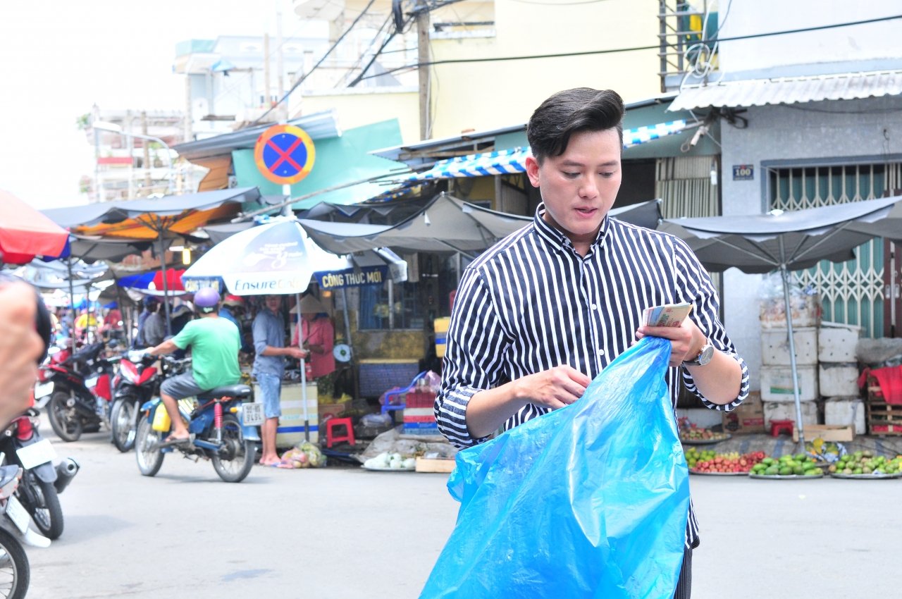 Anh tính lại tiền bán rau.