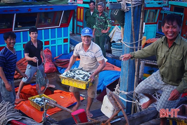 don-binh-minh-som-tren-cang-cua-sot