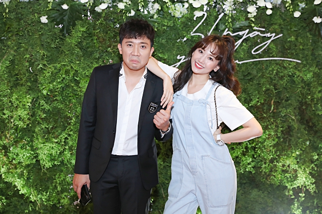 Vợ chồng Trấn Thành - Hari Won tham gia buổi họp báo ra mắt web drama của Tuấn Trần.