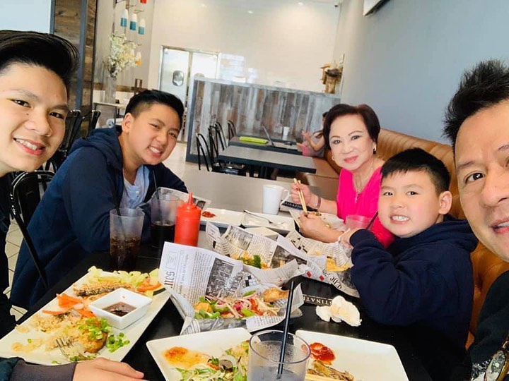 Bằng Kiều đi ăn cùng mẹ vợ cũ. Dù ly hôn đã lâu nhưng mối quan hệ của anh với gia đình nhà vợ cũ vẫn rất tốt đẹp. 