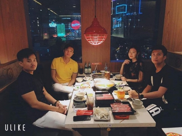 Quốc Trường và Midu dùng bữa tối cùng bạn bè. Bức ảnh càng làm dấy lên nghi vấn hẹn hò giữa 2 diễn viên trẻ bởi trước đó, Quốc Trường luôn bình luận sôi nổi trên trang cá nhân của Midu. Tuy nhiên, nam diễn viên