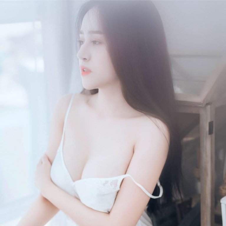 vua-tuyen-bo-het-tuoi-thich-coi-ba-tung-huyen-anh-lai-gay-tranh-cai-vi-khoe-nguc-qua-da