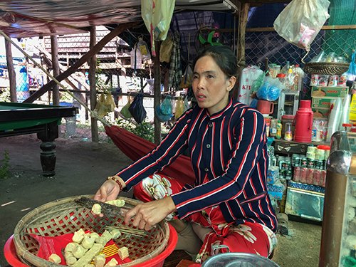 Hồ Thị Hà, chủ tiệm tạp hóa tại một khu tái định cư ở làng Chnok Tru