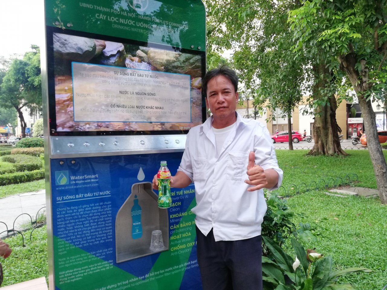 ha-noi-nguoi-lao-dong-vui-mung-su-dung-may-loc-nuoc-thong-minh-noi-cong-cong