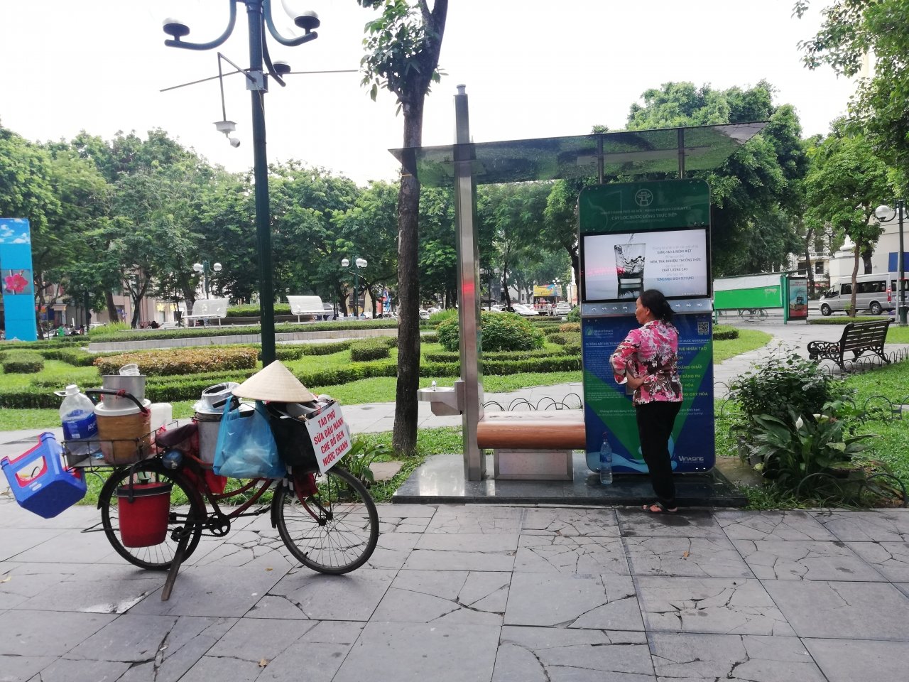 ha-noi-nguoi-lao-dong-vui-mung-su-dung-may-loc-nuoc-thong-minh-noi-cong-cong