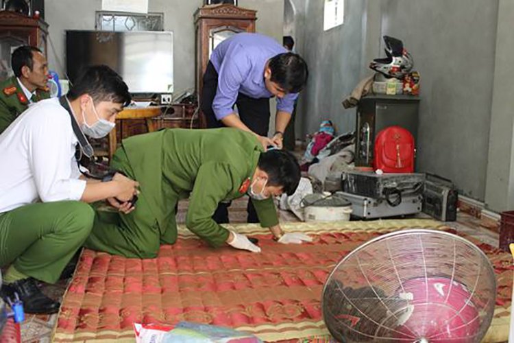 Cảnh sát khám nghiệm hiện trường vụ án.