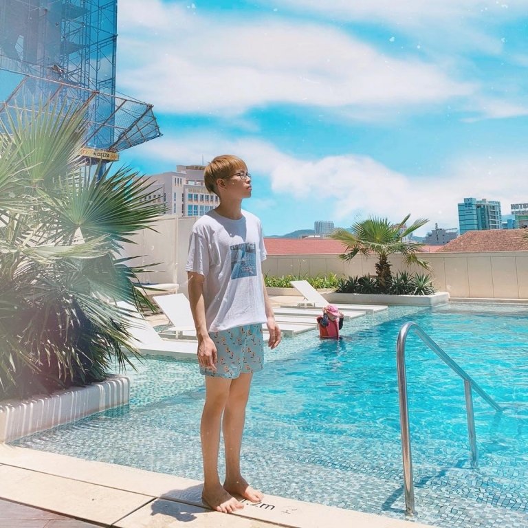 Đức Phúc bị nhận xét mặt con trai nhưng body con gái khi khoe ảnh bên bể bơi.