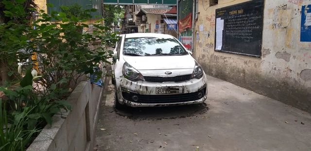 Hình ảnh chiếc ô tô KIA đỗ ở lối đi trong khu tập thể C13 Kim Liên (Đống Đa, Hà Nội) bị đốt cháy nham nhở.