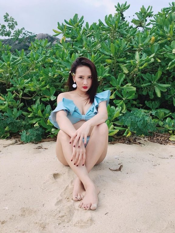 anh-thu-ngay-cang-sexy-sau-vai-dien-trong-ve-nha-di-con